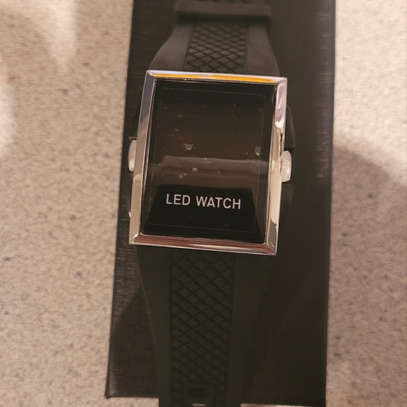 Retro Red LED watch - Picture 3 of 3